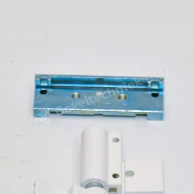 ALCOA/KAWNEER Rollenband Scharnier 3-DELIG EV1 8002 236. Wit Deurpaumelle voor aluminium binnen- en buitendraaiende deuren. Voor Serie RT62, RT72 HI+, RT82 HI+ Totale lengte= 167MM. Buitenste bladen: 50MM. Binnenste blad: 65MM.